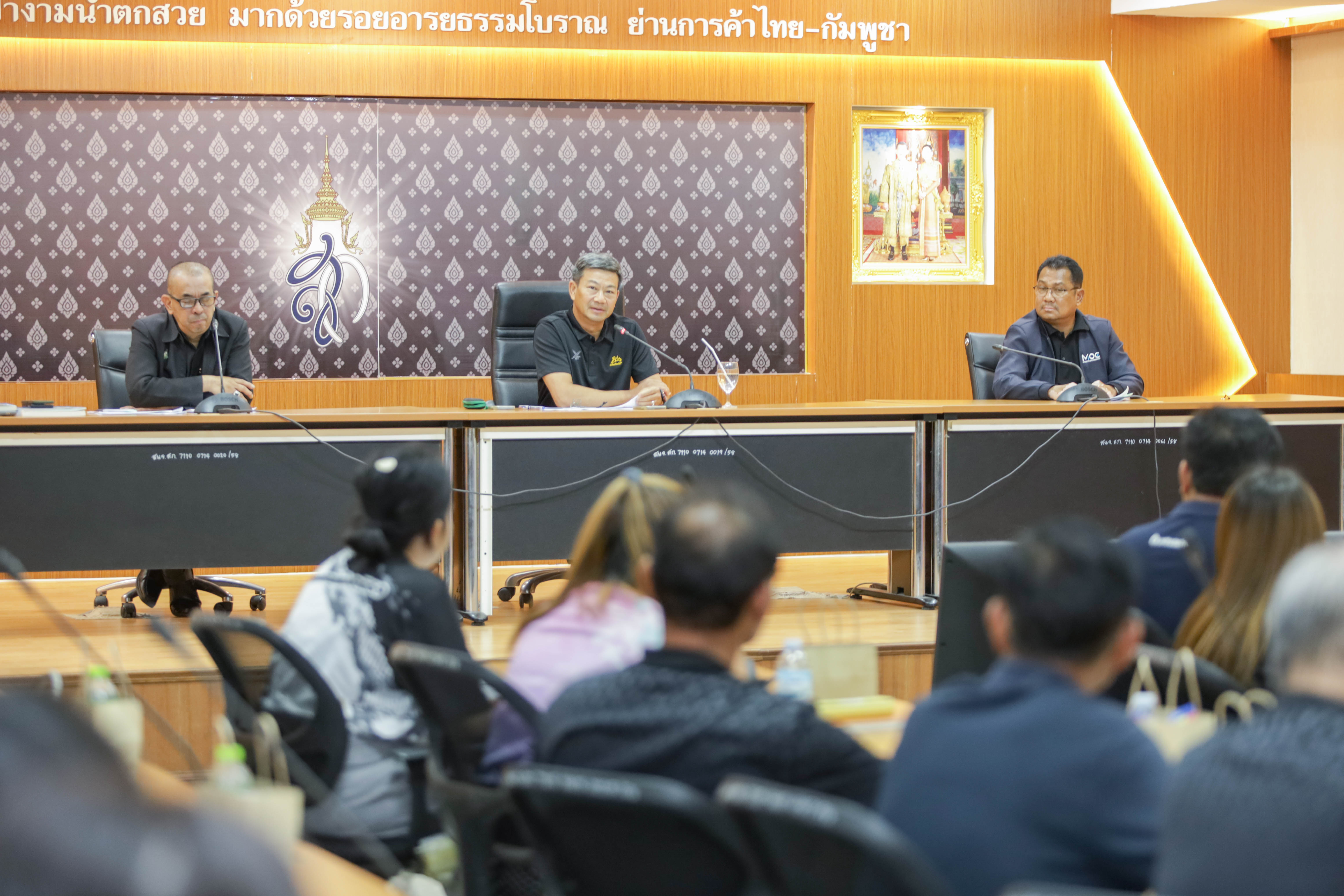 ผู้ว่าฯ สระแก้ว หารือผู้ประกอบการน้ำมัน วางแนวทางปฏิบัติรับมือวิกฤตพลังงาน ย้ำ! สถานีบริการพิจารณาเติมน้ำมันให้แก่ รถพยาบาล รถกู้ภัย รถดับเพลิงลำดับแรกเพื่อประโยชน์ในการช่วยเหลือประชาชน