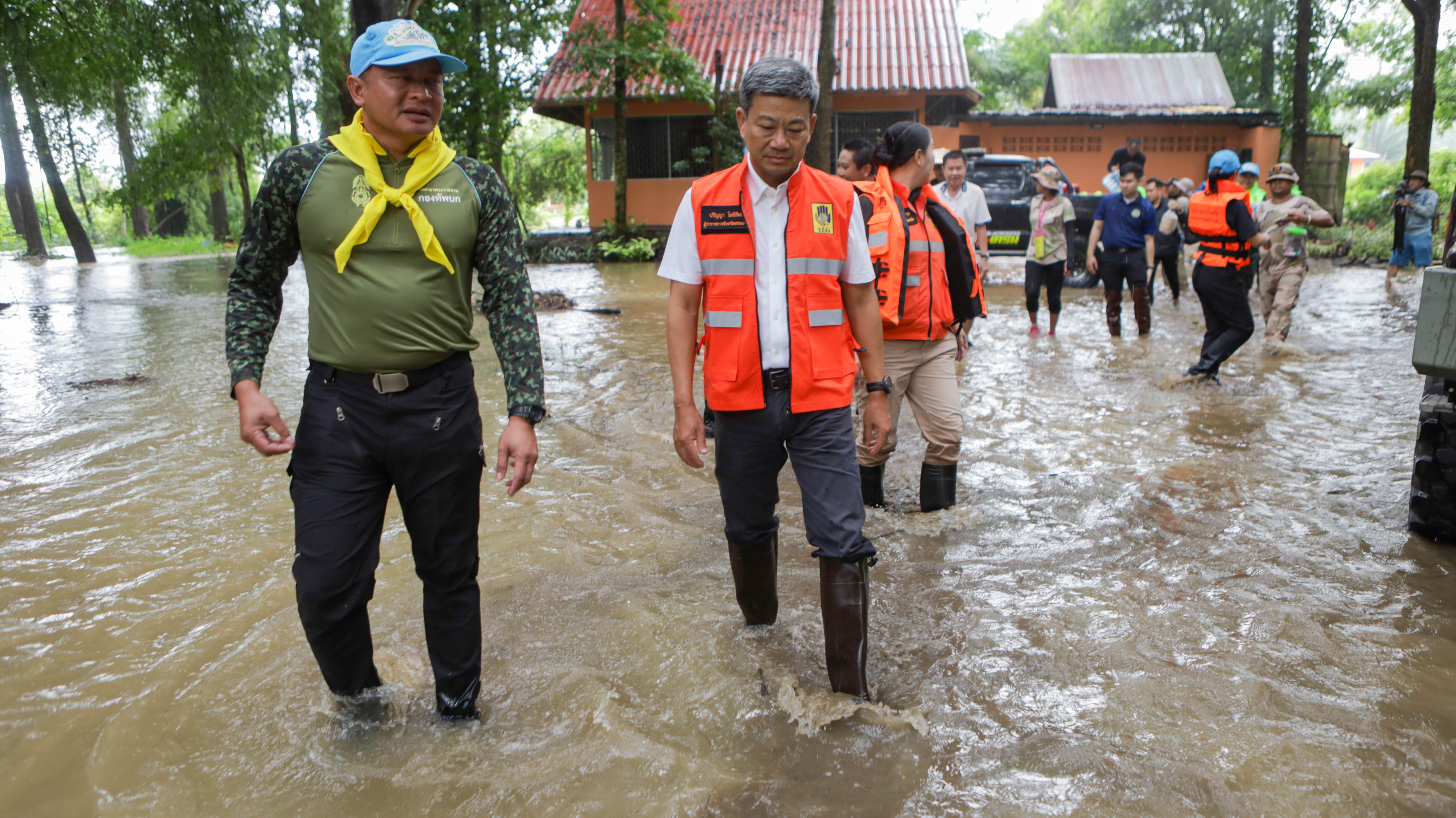 ผู้ว่าฯ สระแก้ว นำทีมลุยน้ำท่วม สั่งช่วยพระสงฆ์พ้นพื้นที่เสี่ยงคลองพระสะทึง
